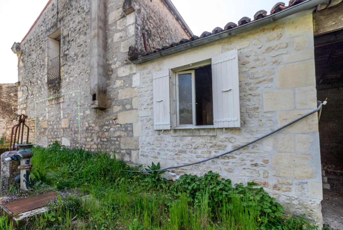 Maison Charentaise à Rénover Entièrement avec Terrain 3300 m2 et Garage 55 m2 à Port d'Envaux 