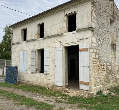 Maison Charentaise à Rénover Entièrement avec Terrain 3300 m2 et Garage 55 m2 à Port d'Envaux