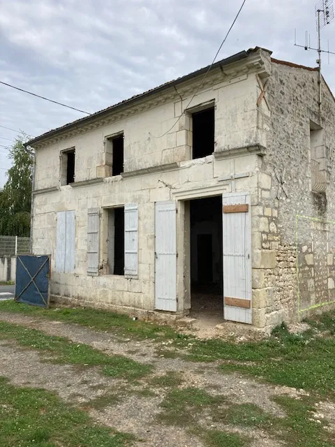 Maison Charentaise à Rénover Entièrement avec Terrain 3300 m2 et Garage 55 m2 à Port d'Envaux 