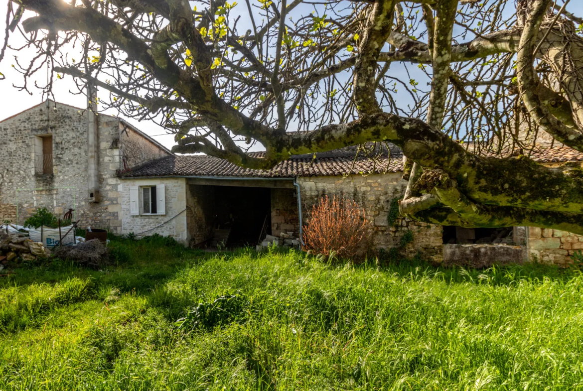 Charentaise à rénover entièrement avec terrain 3300 m2 et garage 55 m2 