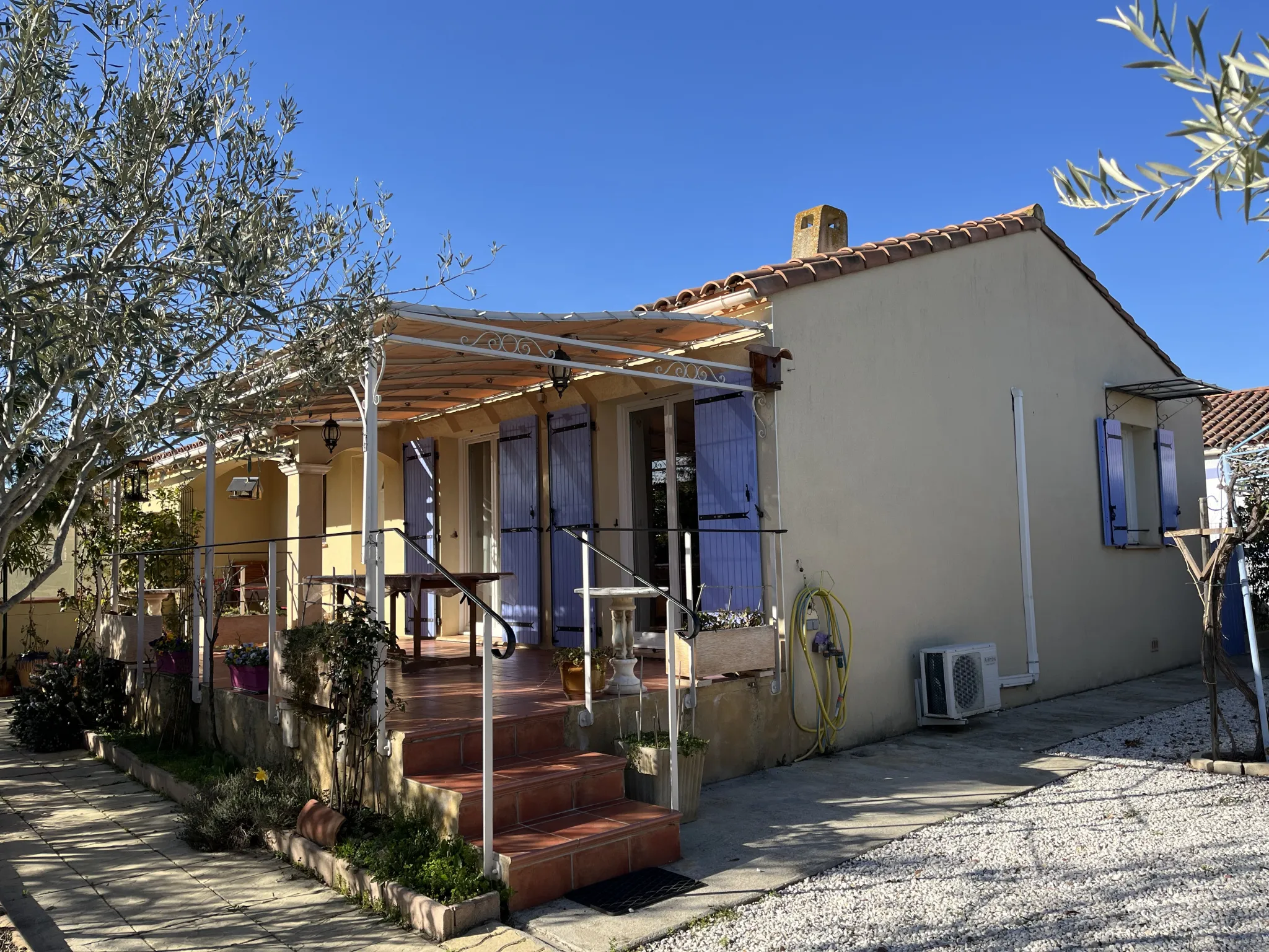 Villa de plain pied avec 3 chambres et terrasse ensoleillée à Pépieux 