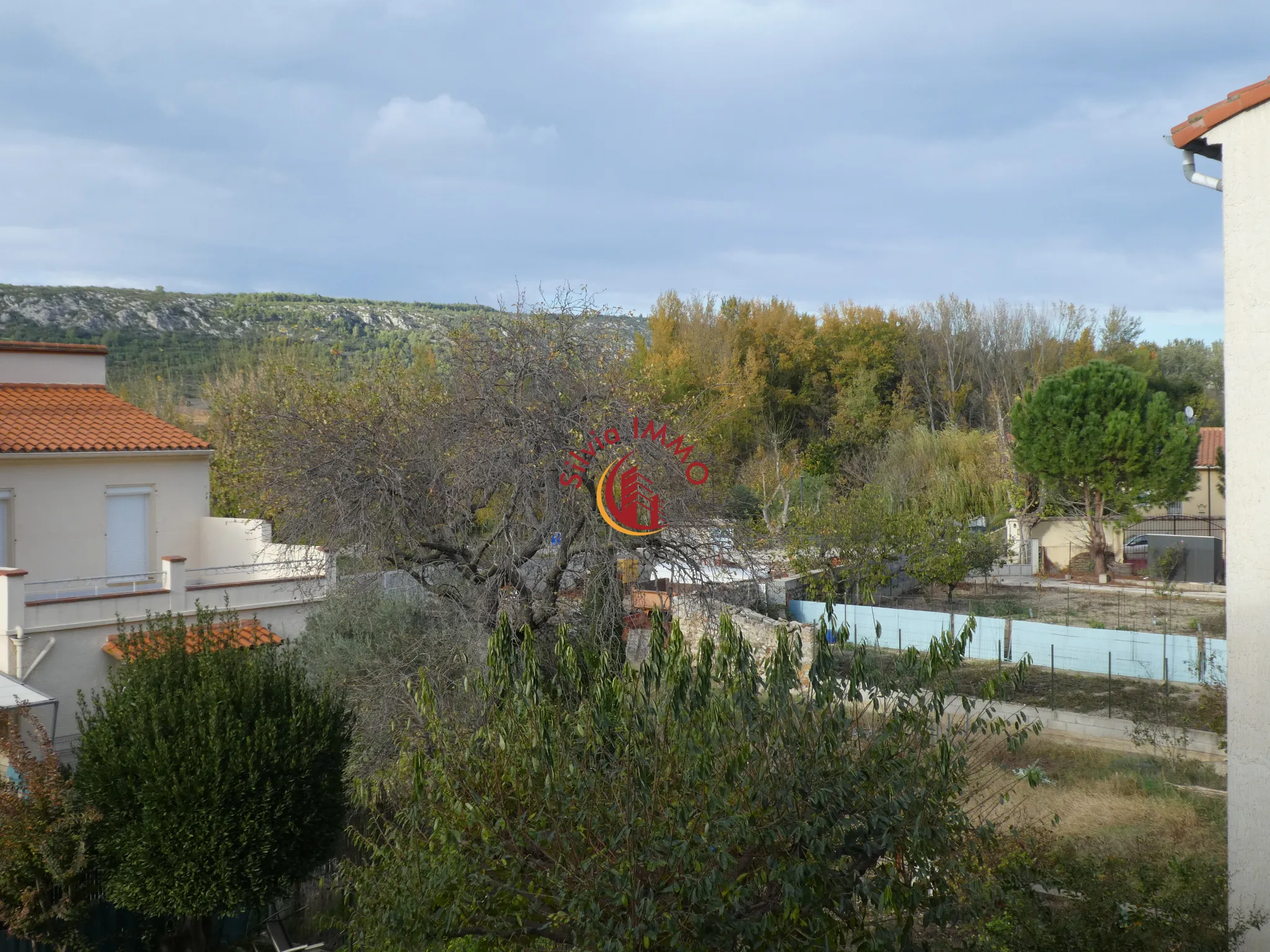 Maison de Village d'angle avec Grand Garage à Tautavel 