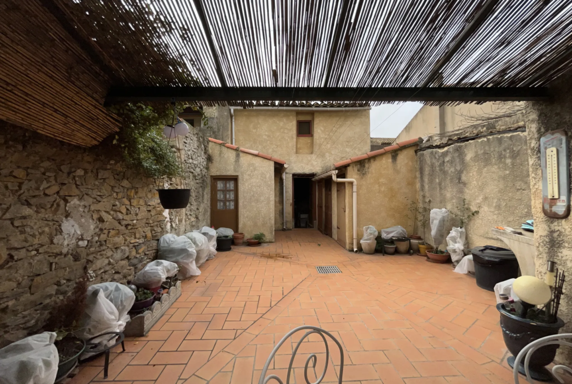 Maison de ville avec cour et grand garage à Lezignan Corbières 