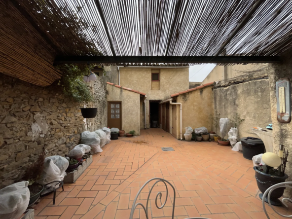 Maison de ville avec cour et grand garage à Lezignan Corbières