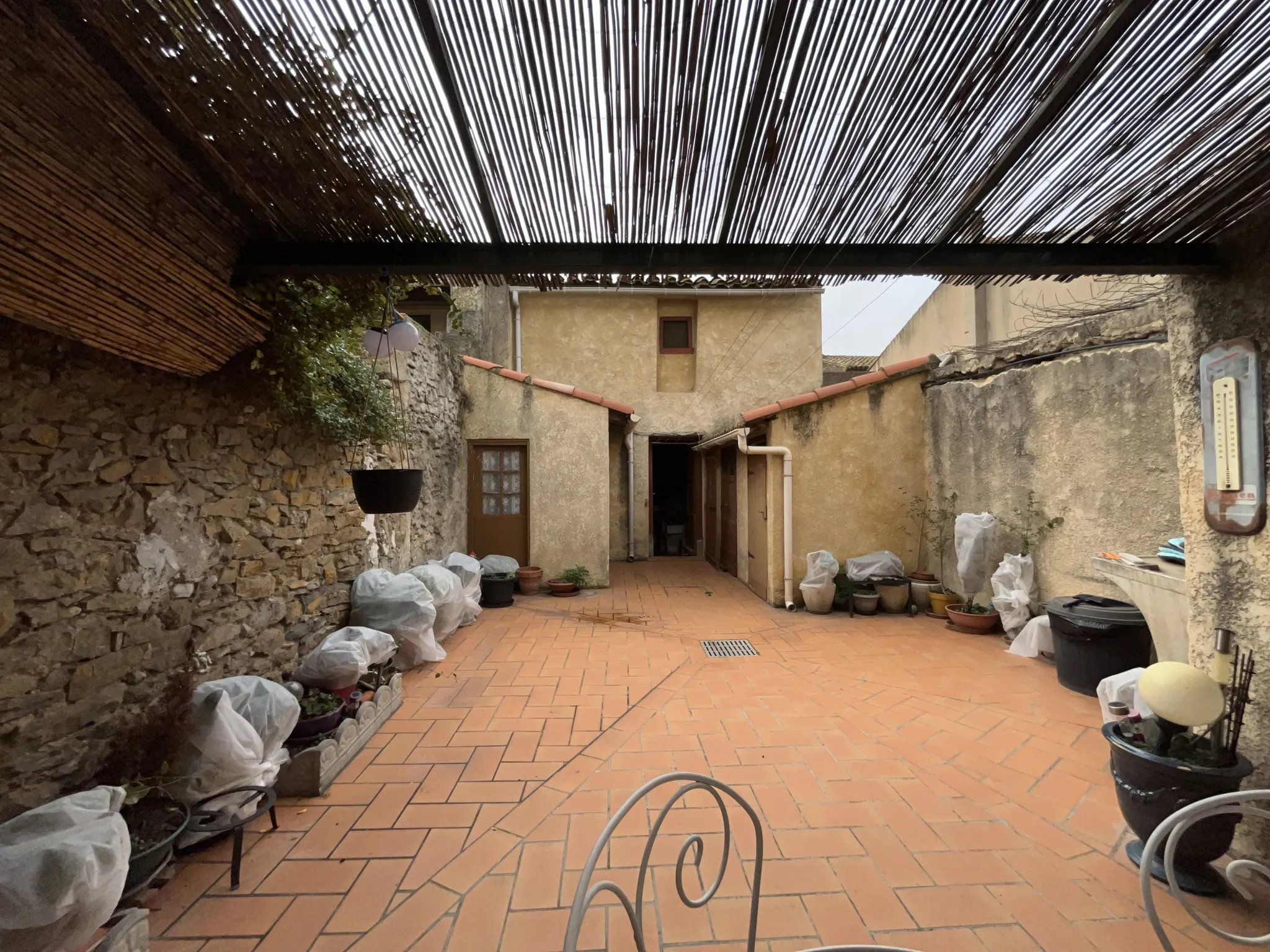 Maison de ville avec cour et grand garage à Lezignan Corbières 