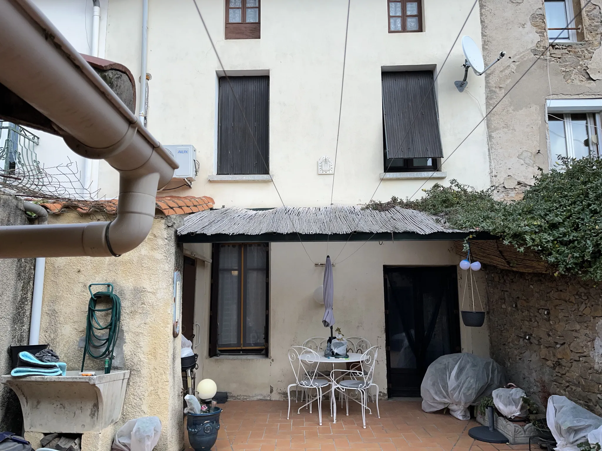 Maison de ville avec cour et grand garage à Lezignan Corbières 