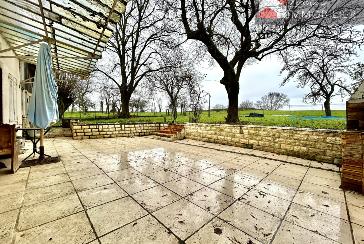 Belle Maison avec Terrasse et Jardin à Arbigny 