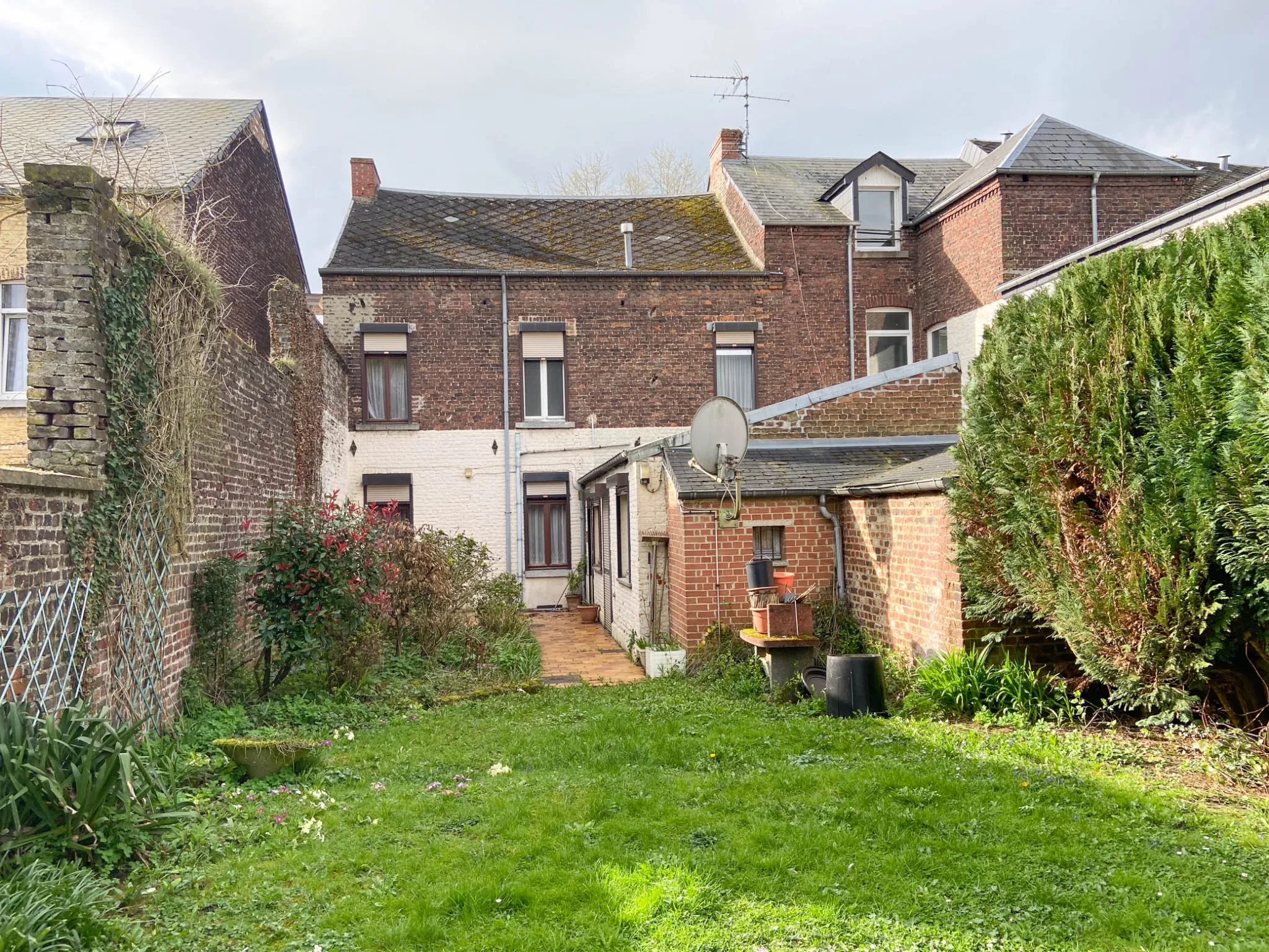 Maison semi-individuelle à Jeumont avec 5 chambres 