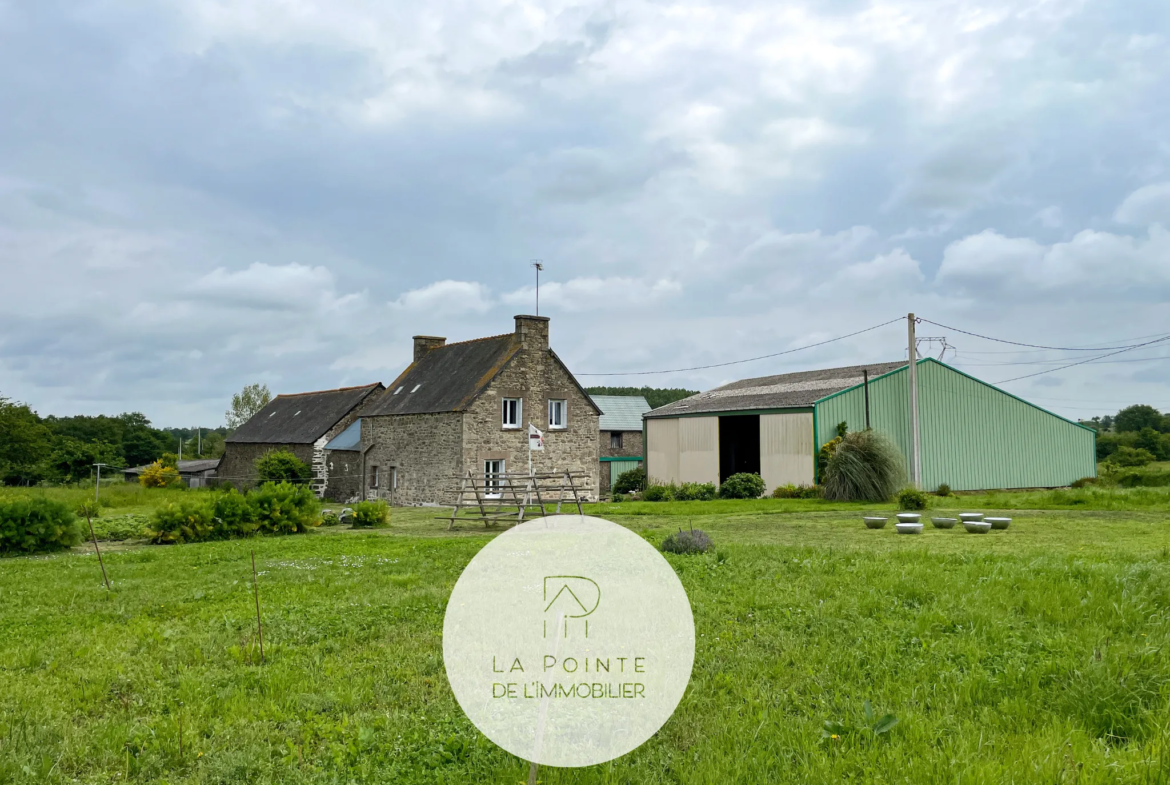 Ancien corps de ferme à Bréhand avec longère en pierres et dépendances 