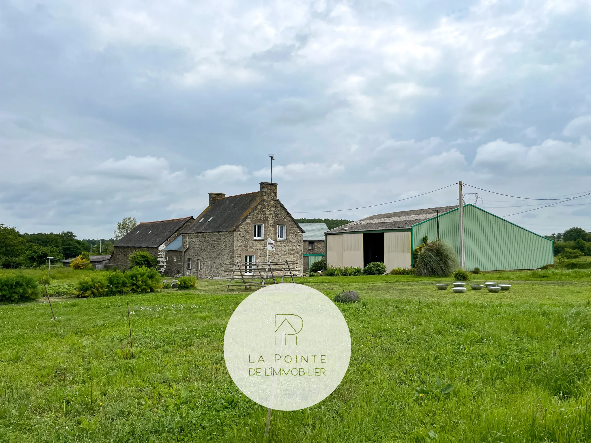 Ancien corps de ferme à Bréhand avec longère en pierres et dépendances 