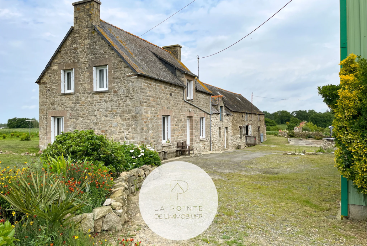 Ancien corps de ferme à Bréhand avec longère en pierres et dépendances 