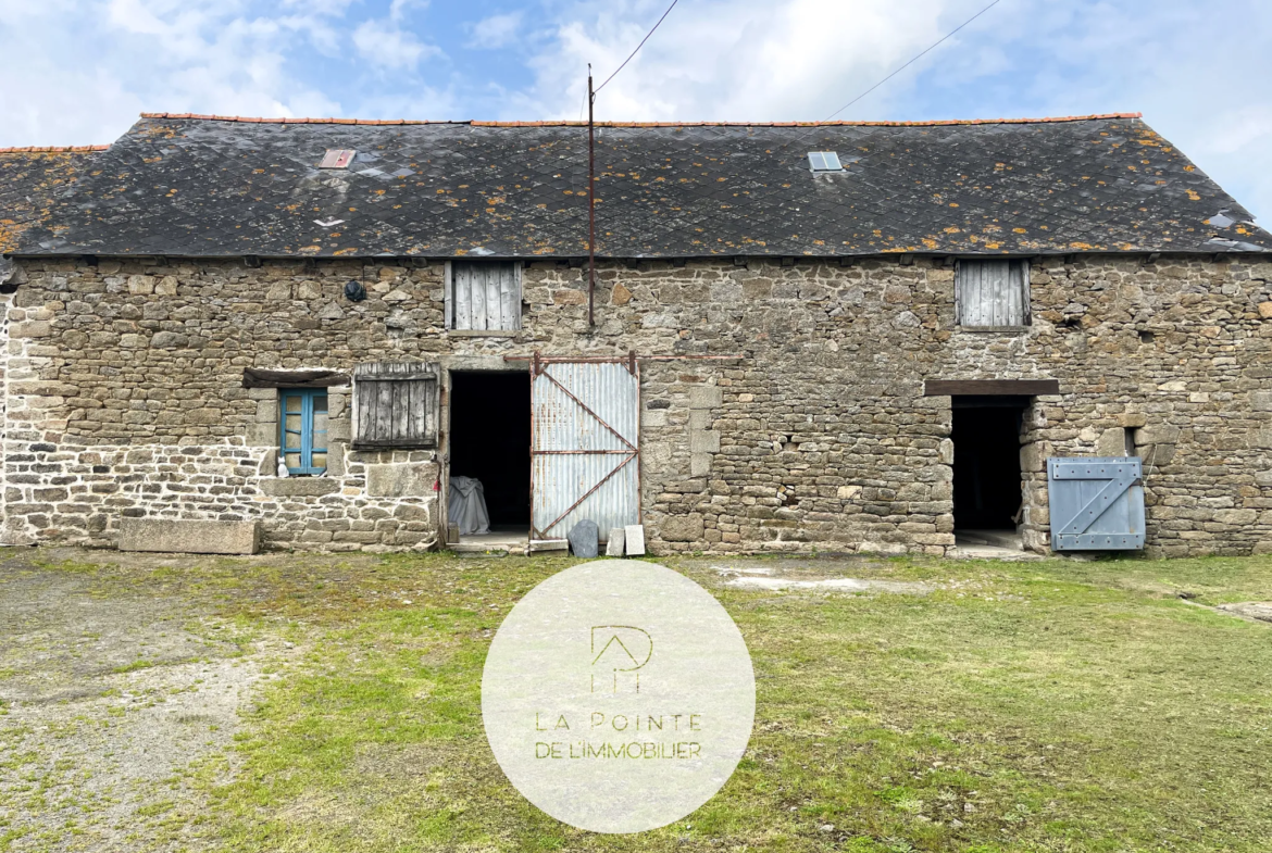 Ancien corps de ferme à Bréhand avec longère en pierres et dépendances 