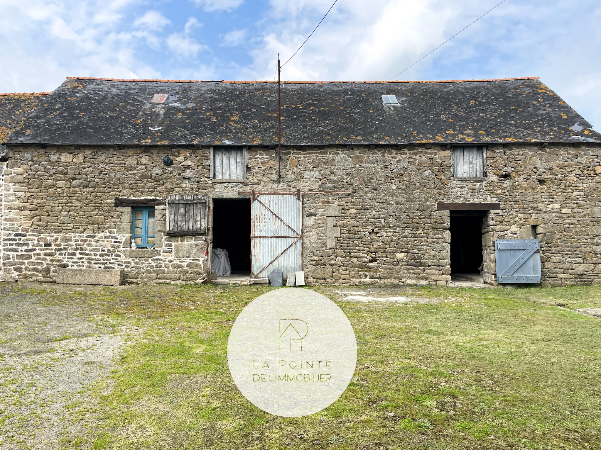 Ancien corps de ferme à Bréhand avec longère en pierres et dépendances 