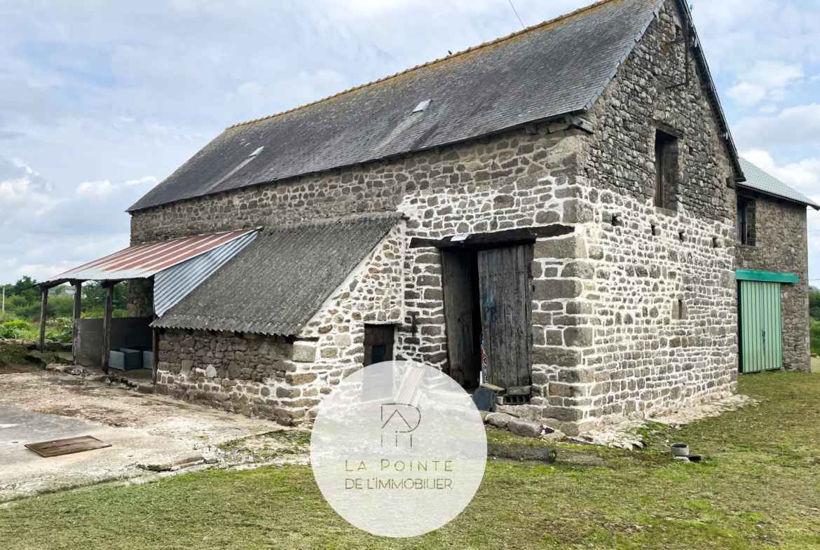 Ancien corps de ferme à Bréhand avec longère en pierres et dépendances 