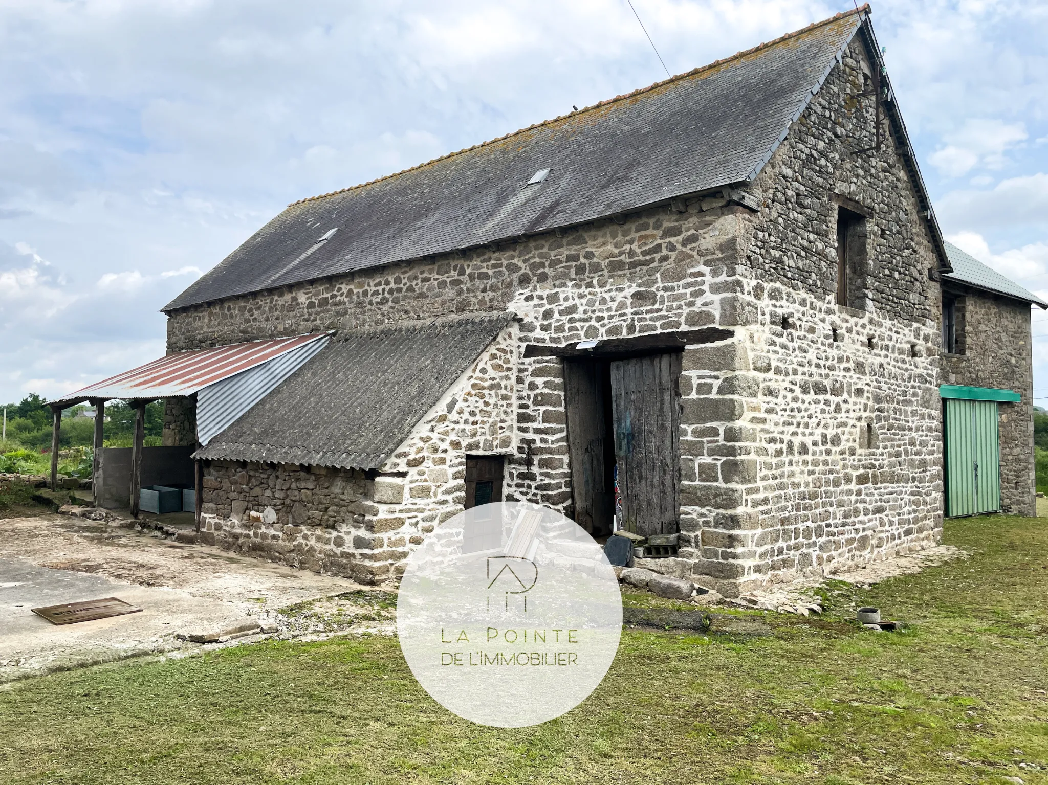 Ancien corps de ferme à Bréhand avec longère en pierres et dépendances 