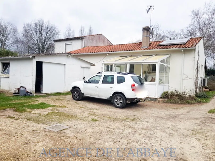 Maison à Fontcouverte avec petit logement indépendant et grand terrain 