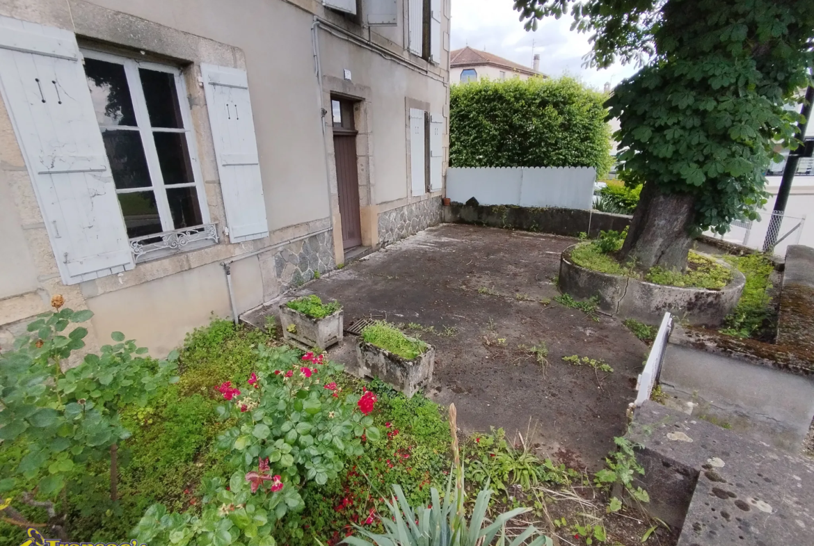 Maison 9 pièces à Thiers secteur Le Moutier avec terrasse et terrain 