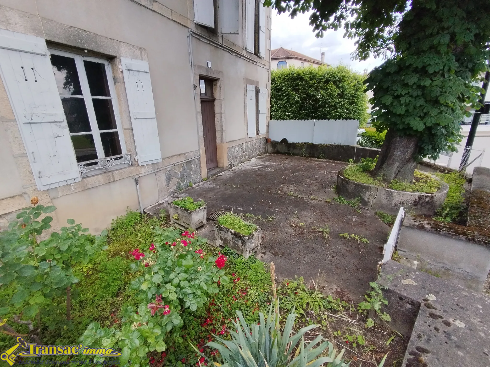 Maison 9 pièces à Thiers secteur Le Moutier avec terrasse et terrain 