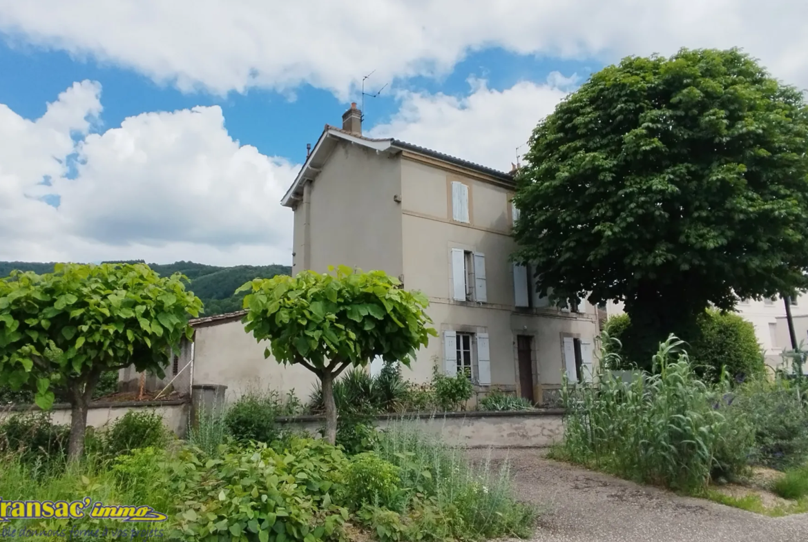 Maison 9 pièces à Thiers secteur Le Moutier avec terrasse et terrain 