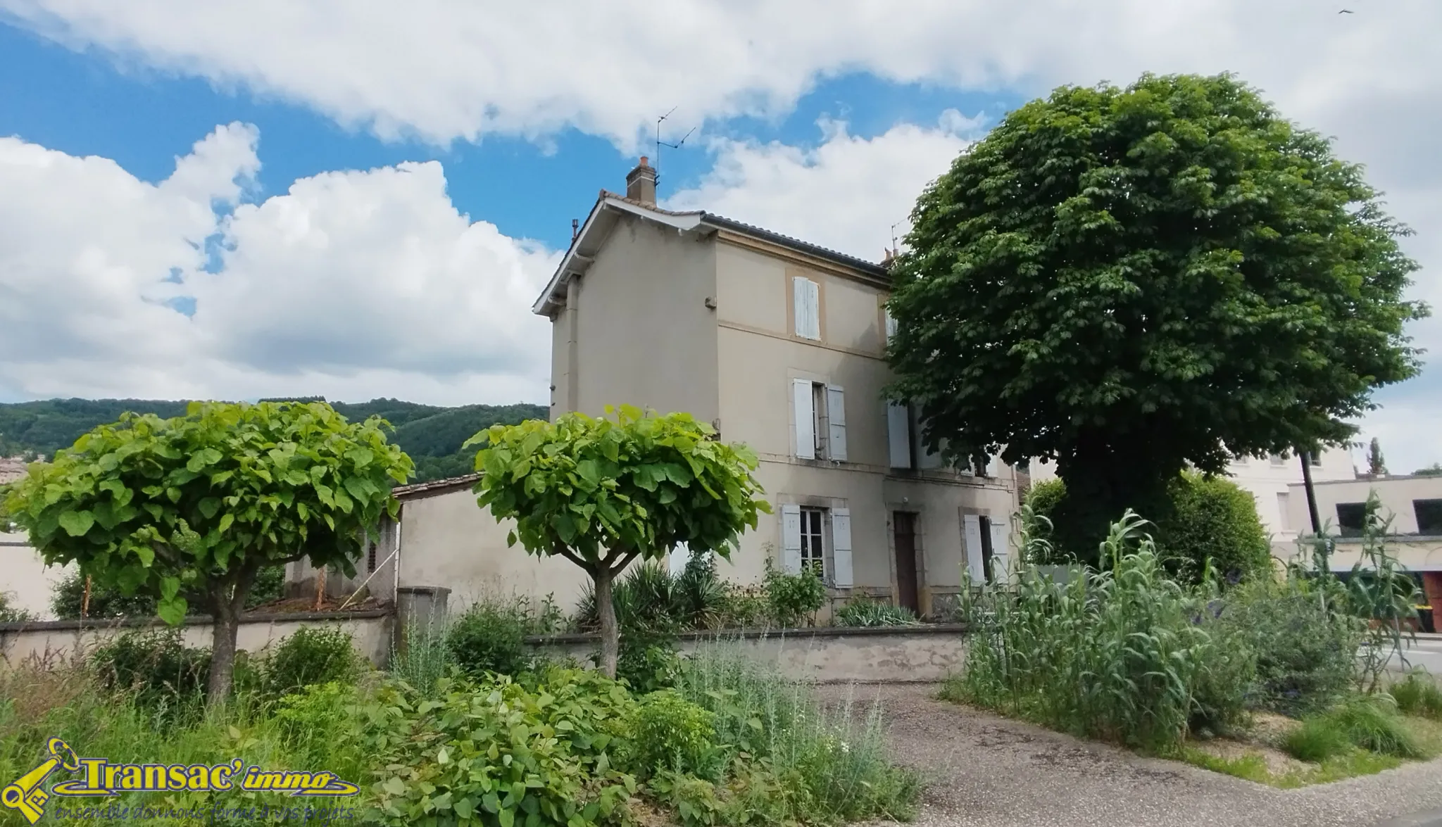 Maison 9 pièces à Thiers secteur Le Moutier avec terrasse et terrain 