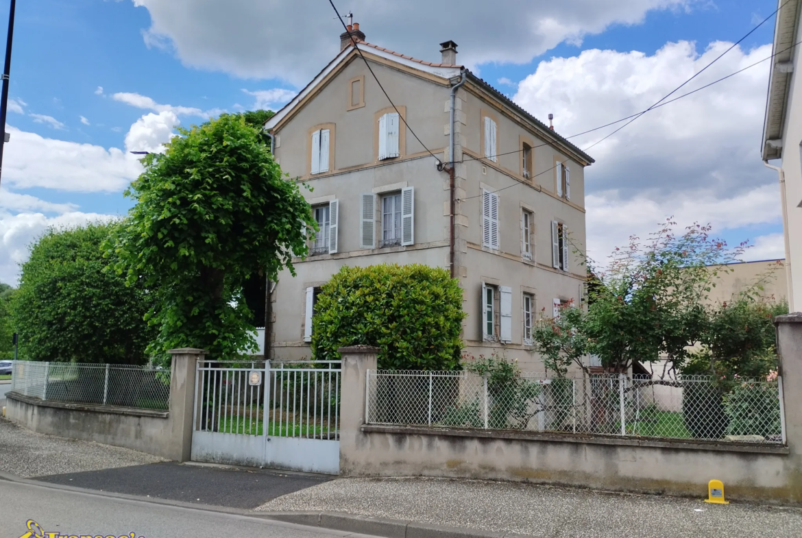 Maison 9 pièces à Thiers secteur Le Moutier avec terrasse et terrain 