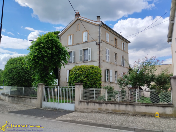 Maison 9 pièces à Thiers secteur Le Moutier avec terrasse et terrain