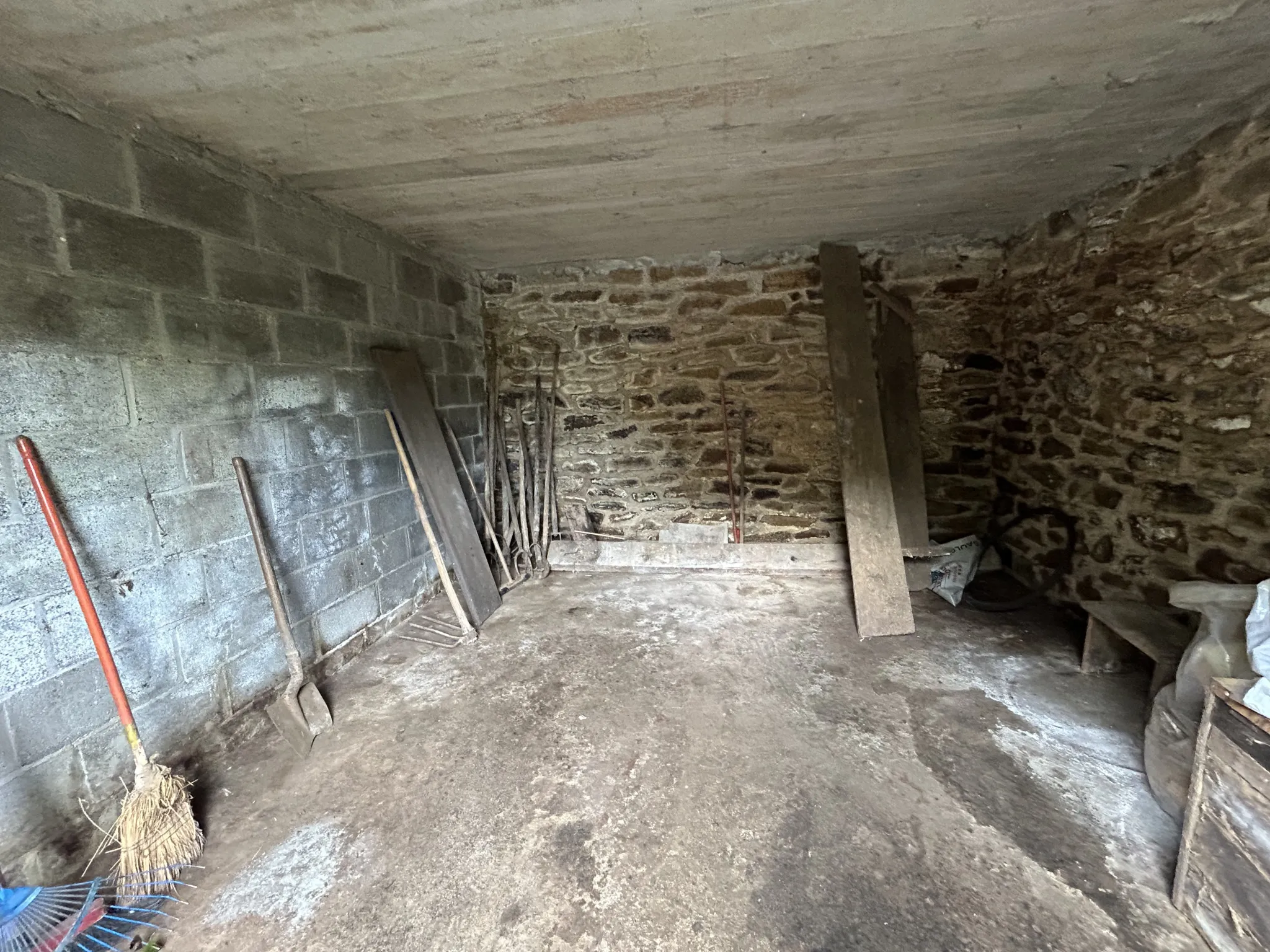 Maison en pierres à rénover à Saint Salvadour en Corrèze 