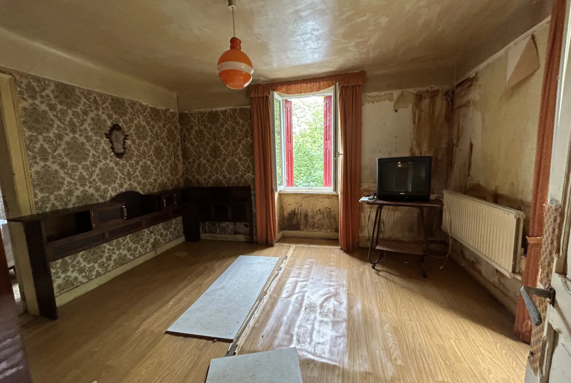 Maison en pierres à rénover à Saint Salvadour en Corrèze 