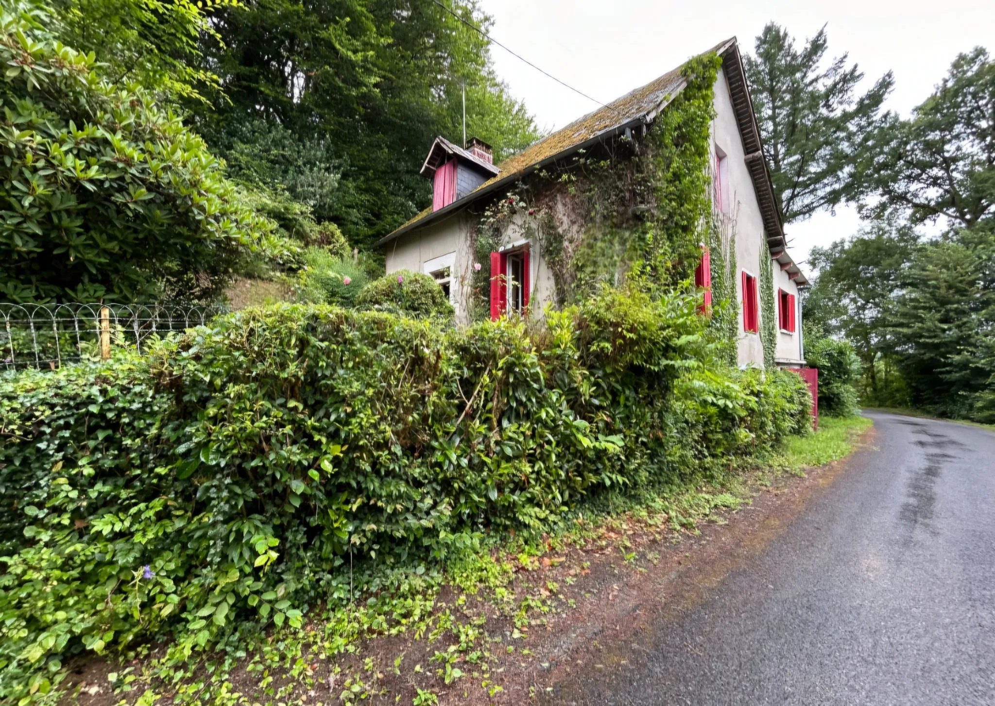 Maison en pierres à rénover à Saint Salvadour en Corrèze 