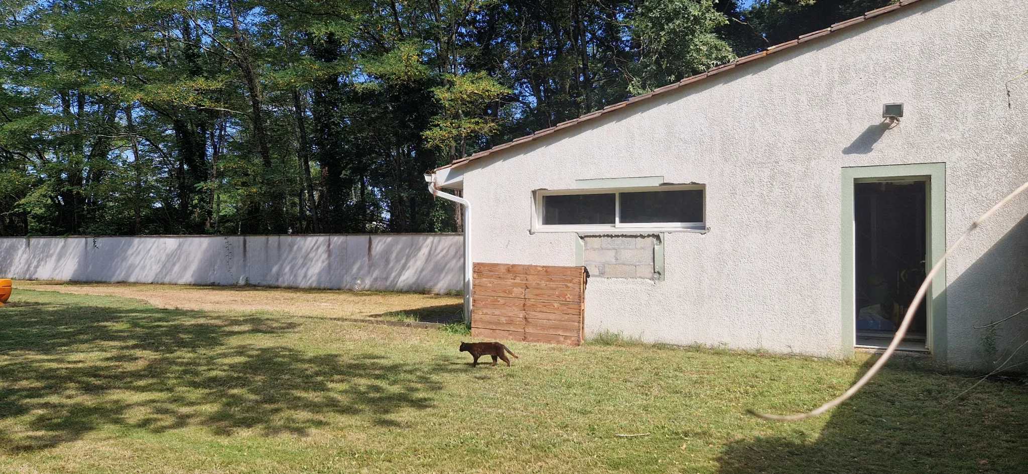 Ancien garage à aménager en habitation à terminer - Soussans 