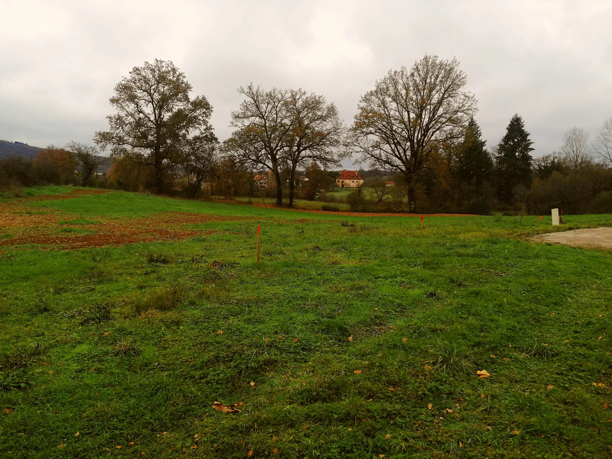 Terrain à bâtir bien exposé No2 à Lacapelle Marival 