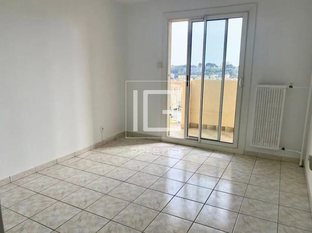 Appartement spacieux avec vue dégagée à Toulon 