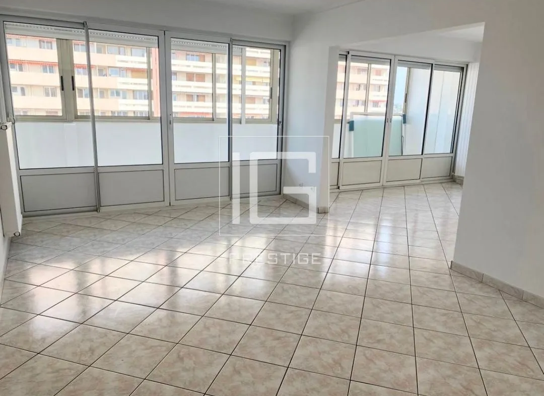 Appartement spacieux avec vue dégagée à Toulon 