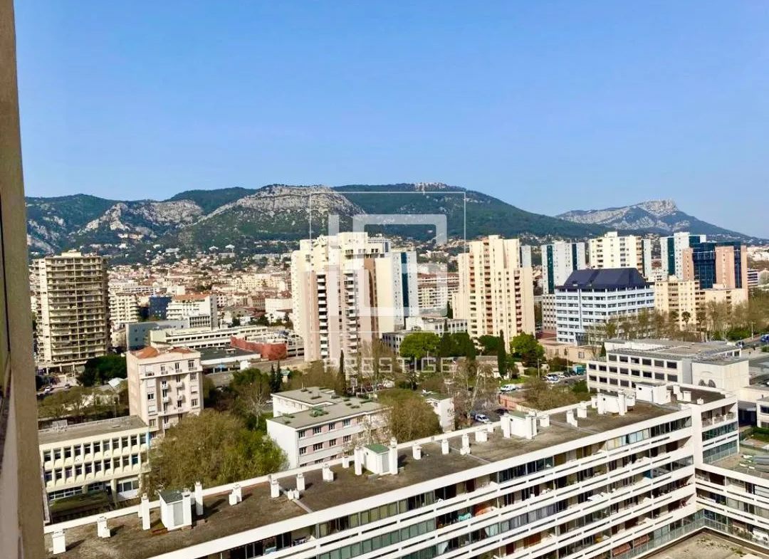 Appartement spacieux avec vue dégagée à Toulon 