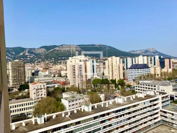 Appartement spacieux avec vue dégagée à Toulon