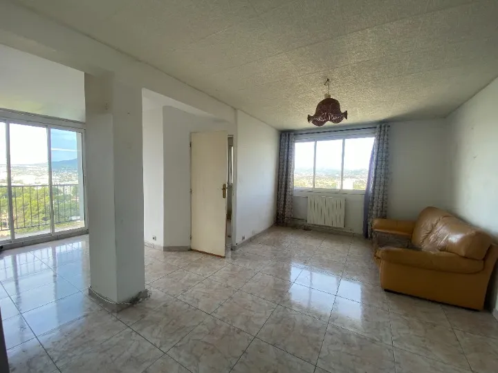 Appartement T3/4 avec Vue Mer et Collines à Montolivet 