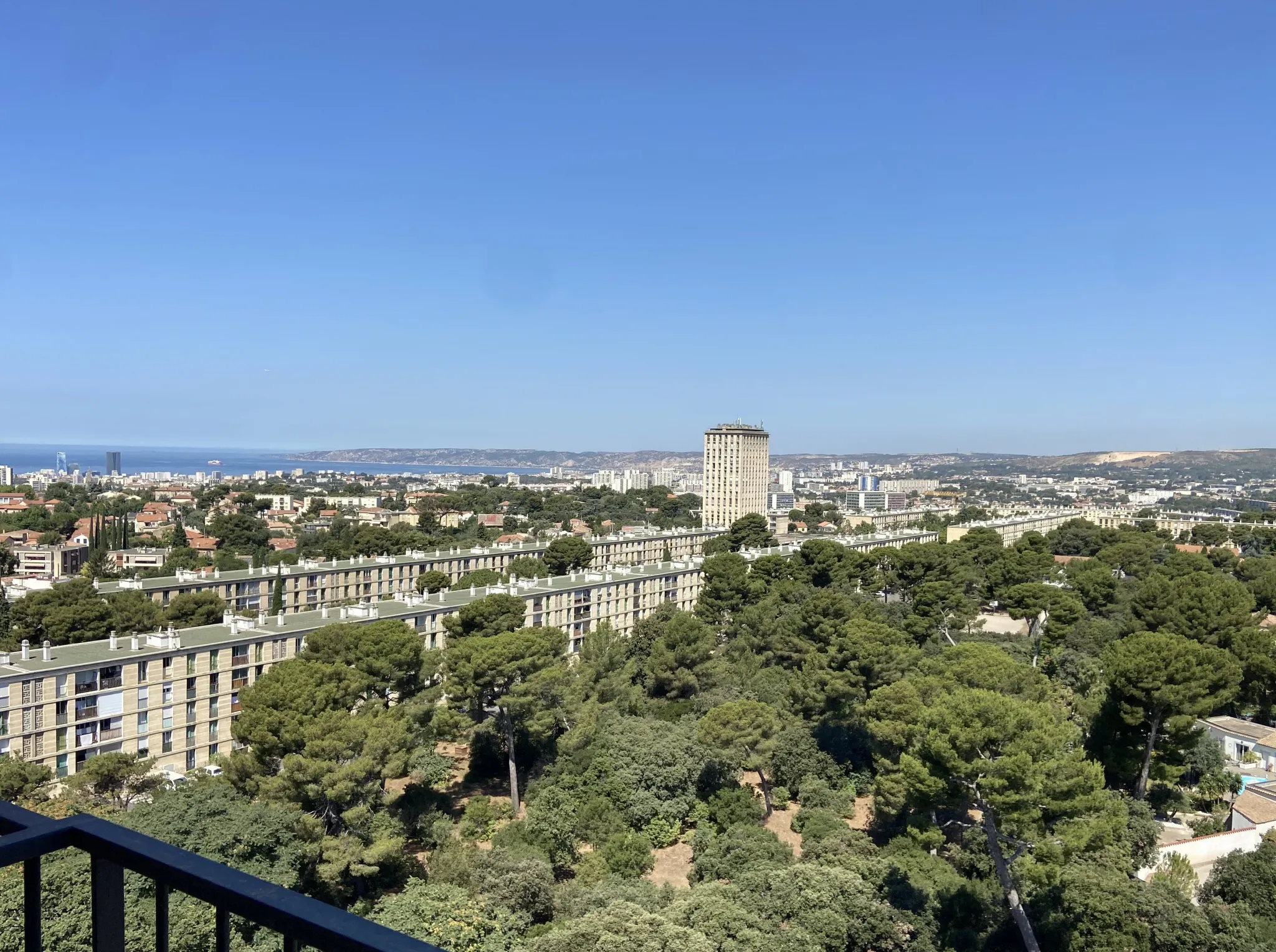 Appartement T3/4 avec Vue Mer et Collines à Montolivet 