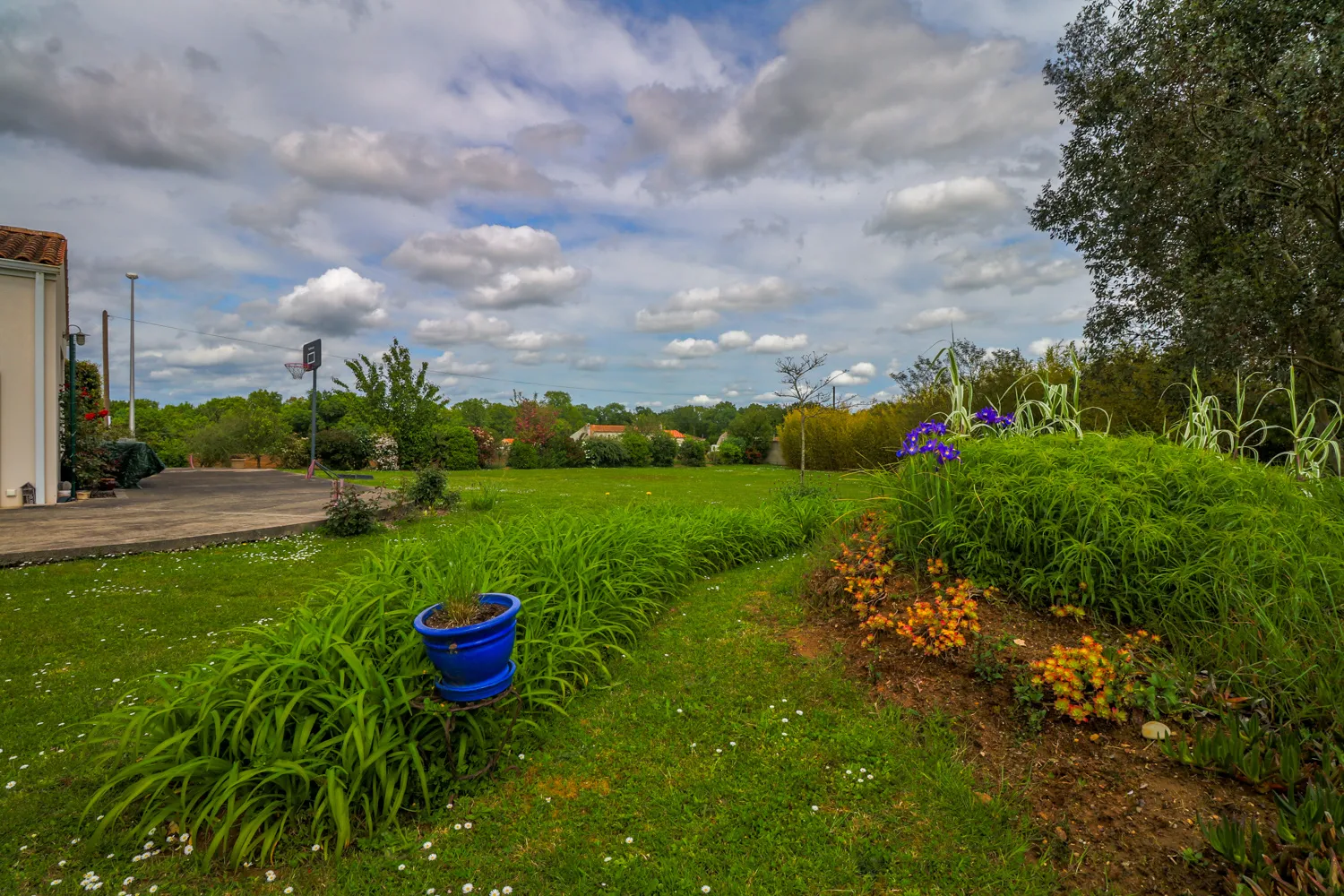 Maison 4 chambres avec garage et jardin paysager à Champdolent 