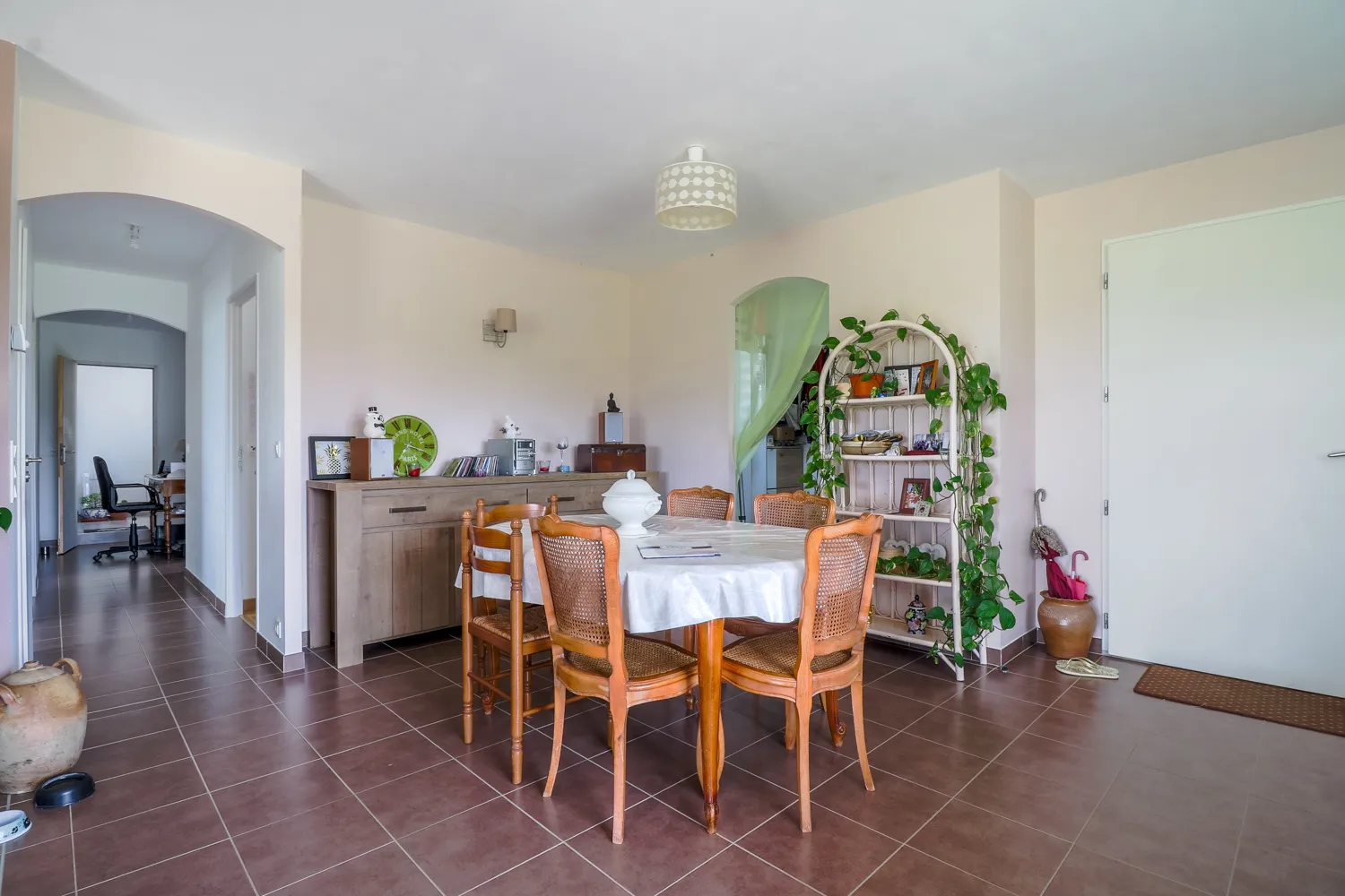 Maison 4 chambres avec garage et jardin paysager à Champdolent 