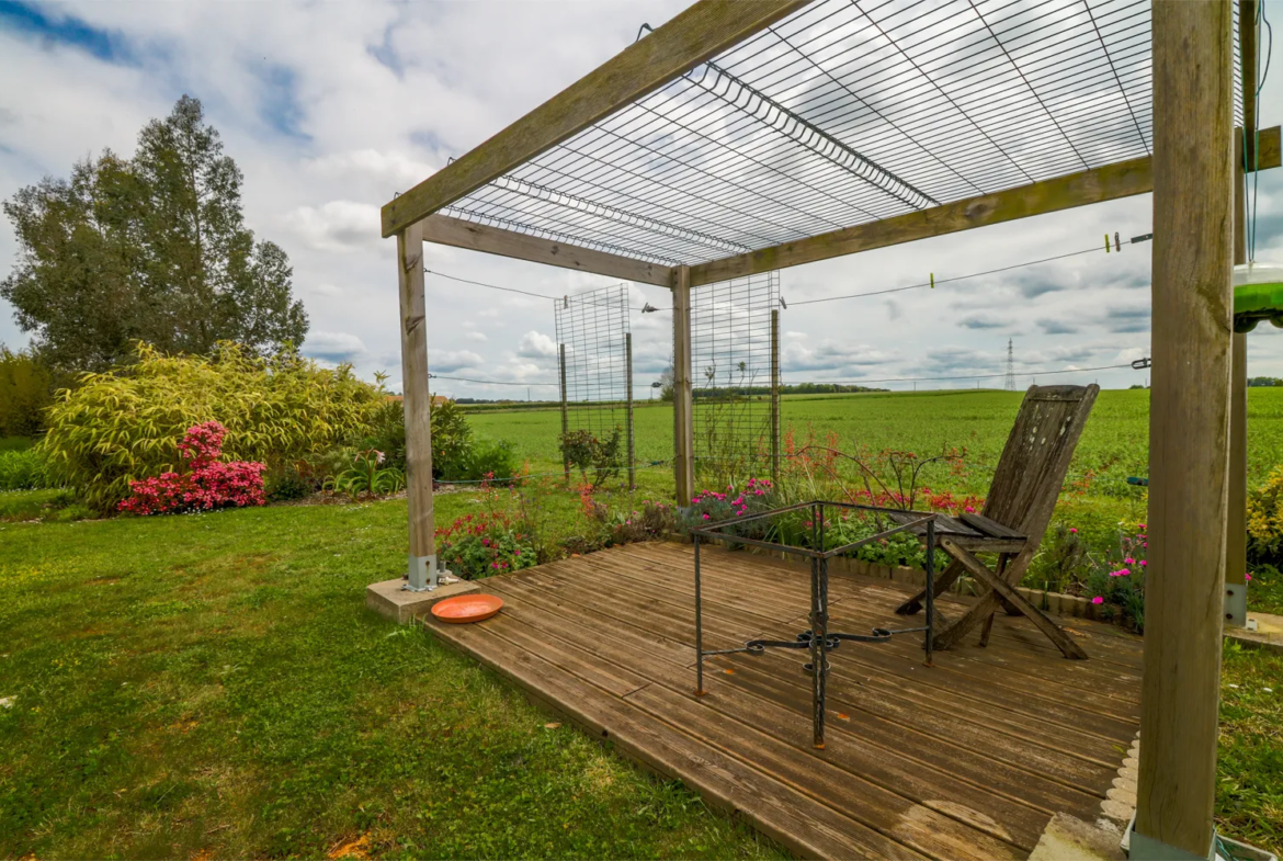 Maison 4 chambres avec garage et jardin paysager à Champdolent 