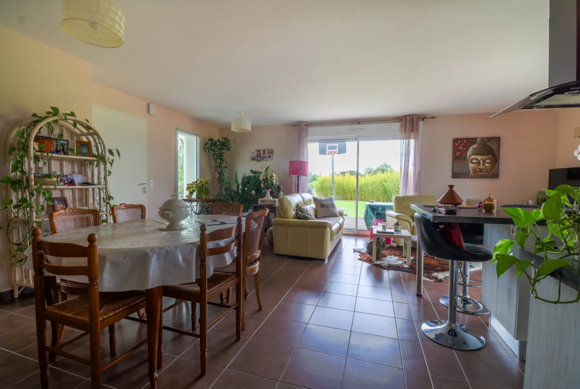 Maison 4 chambres avec garage et jardin paysager à Champdolent 