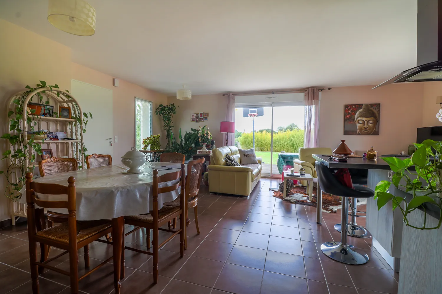 Maison 4 chambres avec garage et jardin paysager à Champdolent 