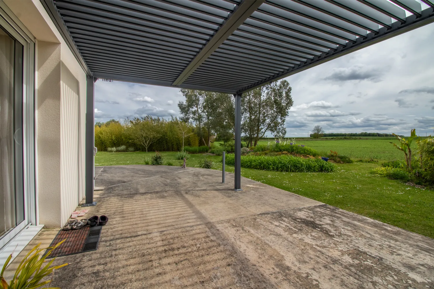 Maison 4 chambres avec garage et jardin paysager à Champdolent 