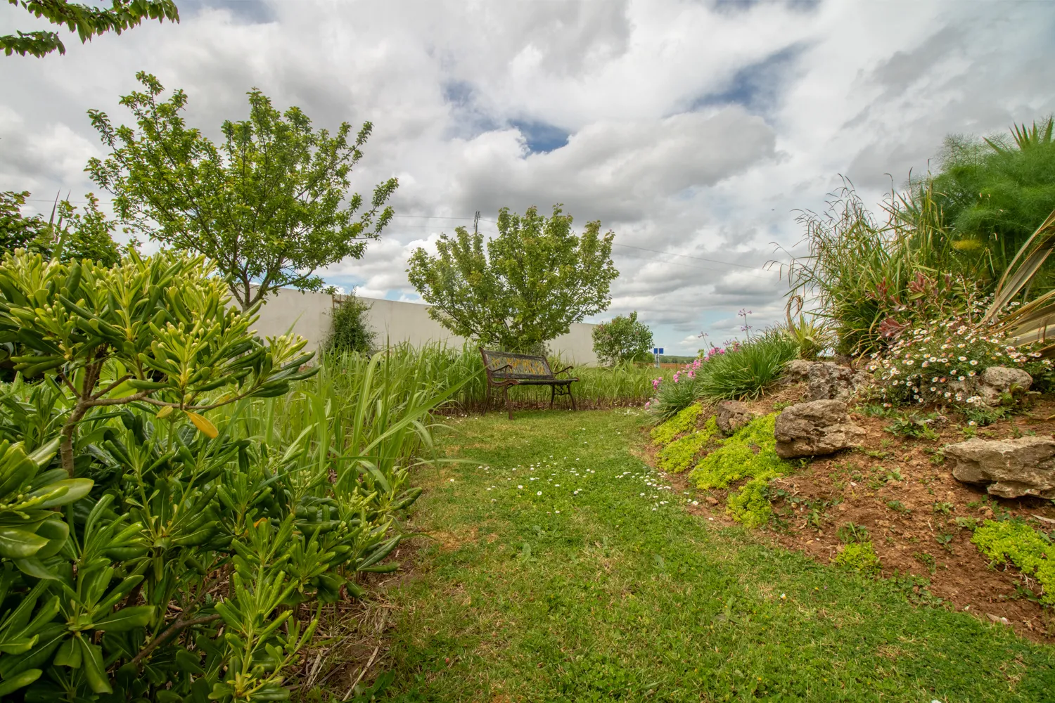 Maison 4 chambres avec garage et jardin paysager à Champdolent 