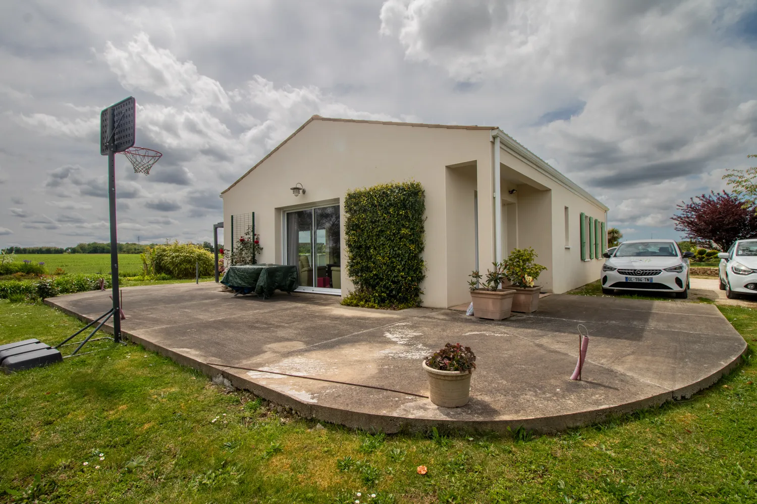 Maison 4 chambres avec garage et jardin paysager à Champdolent 