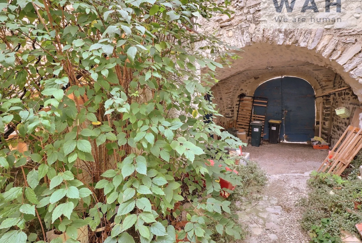 Maison de Village avec Cour et Dépendances à Caveirac 