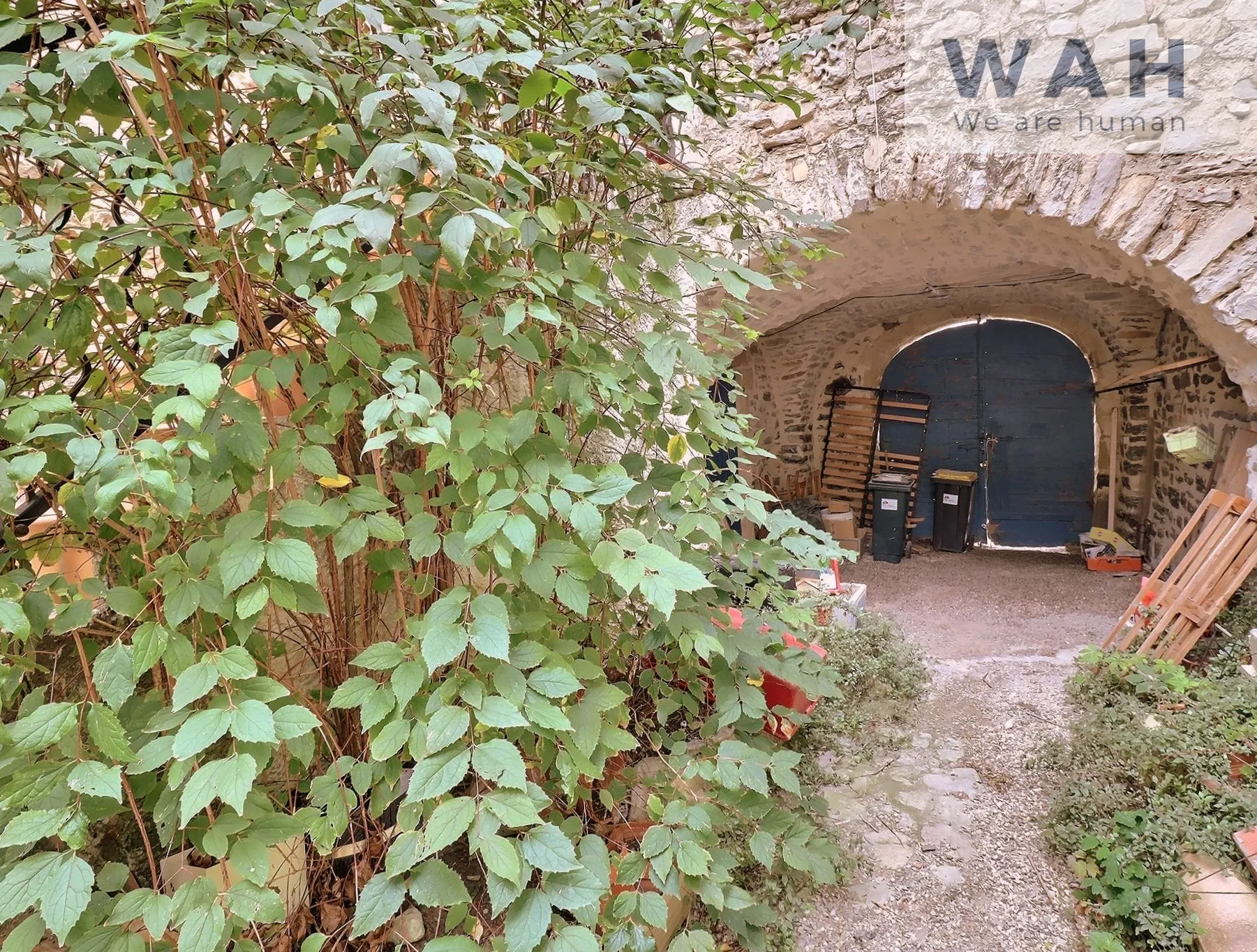 Maison de Village avec Cour et Dépendances à Caveirac 