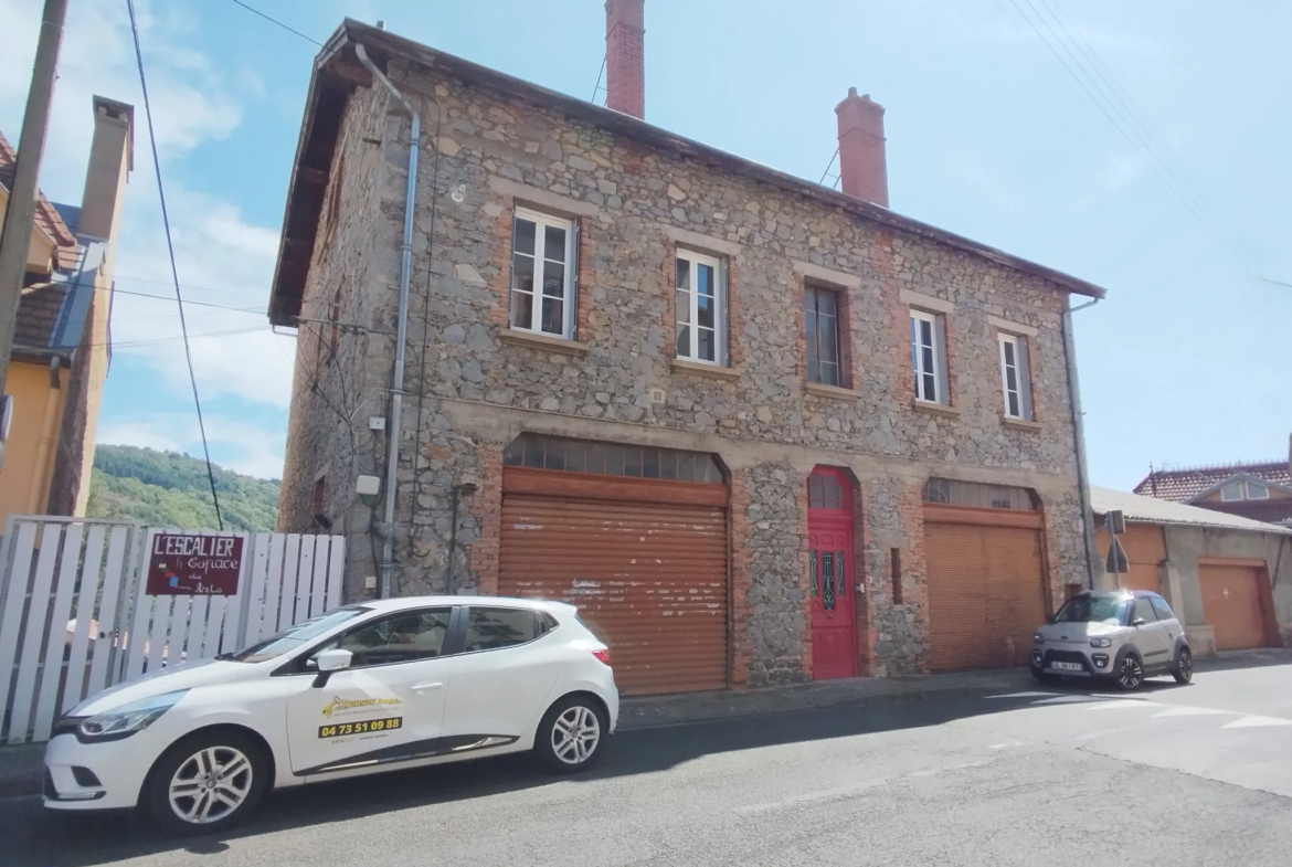 Immeuble avec 3 appartements, atelier, 3 garages et terrain à Thiers 