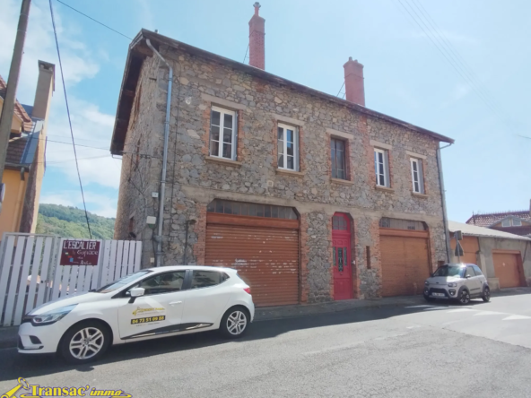 Immeuble avec 3 appartements, atelier, 3 garages et terrain à Thiers