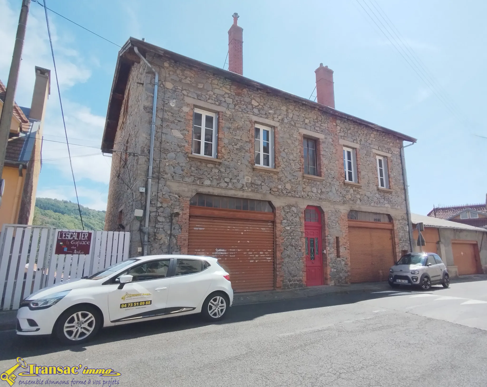 Immeuble avec 3 appartements, atelier, 3 garages et terrain à Thiers 